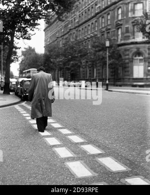 Ein Mann überquert die Straße, London, England, 1971 Stockfoto