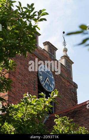 Uhrturm von St James the Less, Pangbourne. Kenneth Grahame, der Autor von Wind in the Willows, lebte in der angrenzenden Church Cottage. Stockfoto