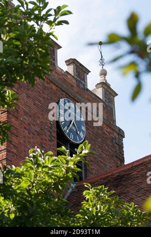 Uhrturm von St James the Less, Pangbourne. Kenneth Grahame, der Autor von Wind in the Willows, lebte in der angrenzenden Church Cottage. Stockfoto