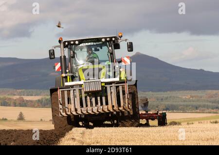 Ein Blick von vorne auf einen Claas-Traktor beim Pflügen Ein Feld in Aberdeenshire Stockfoto