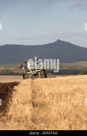 Ein Stoppelfeld an einem sonnigen Herbstnachmittag in Aberdeenshire Von einem Claas-Traktor gepflügt Stockfoto