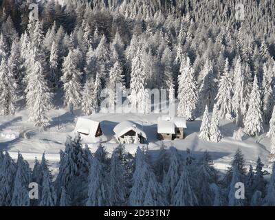 Berglandschaft nach starkem Schneefall Stockfoto