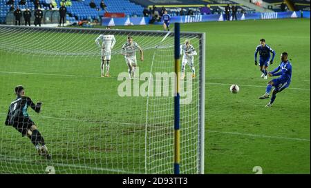 Youri Tielemans von Leicester City erzielt beim Premier League-Spiel in Elland Road, Leeds, das vierte Tor des Spiels von der Strafstelle aus. Stockfoto