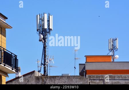 Elektrosmog Risiko aufgrund der TV-Repeater und Mobiltelefone Stockfoto