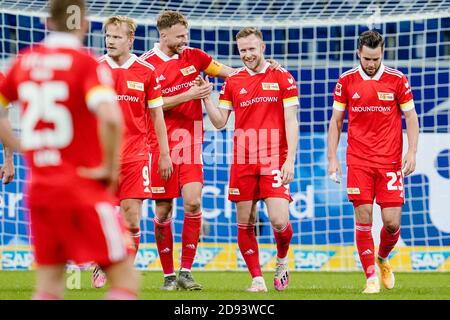 Sinsheim, Deutschland. November 2020. Fußball: Bundesliga, TSG 1899 Hoffenheim - 1 FC Union Berlin, 6. Spieltag, PreZero-Arena. Berlins Torschütze Cedric Teuchert (2. Von rechts) feuert mit seinen Teamkollegen um das 1:3-Tor. Quelle: Uwe Anspach/dpa - WICHTIGER HINWEIS: Gemäß den Bestimmungen der DFL Deutsche Fußball Liga und des DFB Deutscher Fußball-Bund ist es untersagt, im Stadion und/oder aus dem Spiel aufgenommene Aufnahmen in Form von Sequenzbildern und/oder videoähnlichen Fotoserien zu nutzen oder auszunutzen./dpa/Alamy Live News Stockfoto