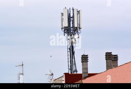 Elektrosmog Risiko aufgrund der TV-Repeater und Mobiltelefone Stockfoto