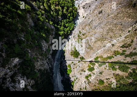 Luftaufnahme des Flusses, der durch den Wald im Alpental fließt In der Schweiz Stockfoto