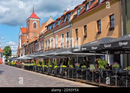 Cafeteria im Freien und Kathedrale Basilika St. Peter und St. Paul, Kaunas, Litauen Stockfoto