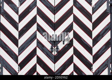 Das Tor ist mit abwechselnd schwarzen und weißen Streifen bemalt. Stockfoto
