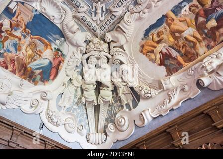 Wandbild und Stuckfiguren im Pazisliskloster, Kaunas, Litauen Stockfoto