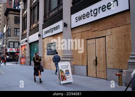 New York City, New York, Usa. November 2020. Wahlen In Den Vereinigten Staaten. Im Herald Sqare-Viertel von Manhattan wurden Ladenfronten in Erwartung potenzieller Gewalt nach den US-Präsidentschaftswahlen am Dienstag zwischen Donald Trump und dem ehemaligen Vizepräsidenten Joe Biden eingekleidet. Quelle: Adam Stoltman/Alamy Live News Stockfoto