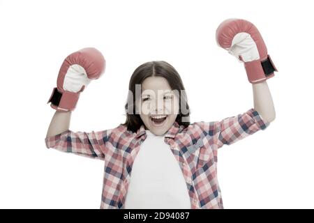 Kid starke und unabhängige Mädchen. Fühlen sich mächtig. Girls Power concept. Feministische Erziehung und weiblichen Rechte. Für ihre Rechte kämpfen. Weibliche Rechte und Freiheiten. Mädchen Boxhandschuhe bereit zu kämpfen. Stockfoto