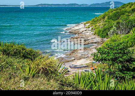 Strand in sonnigen Sommertag, am Meer der brasilianischen Küste, in der Region der Seen, Stadt Cabo Frio, Rio de Janeiro, Brasilien Stockfoto