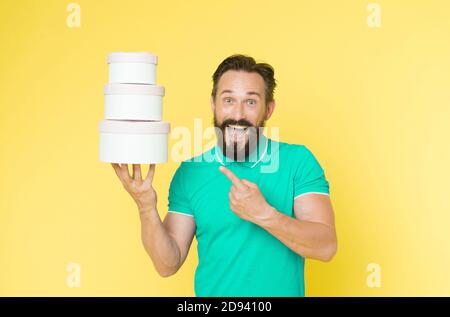 Für den Urlaub vorbereitet. Man reife bärtige Kerl halten Haufen Geschenkboxen. Gekauft haben, Geschenke für die ganze Familie. Geburtstag Geschenk Konzept. Lassen sie sich überraschen präsentiert im Voraus kaufen. Urlaub Feier. Mehr Bonus. Stockfoto