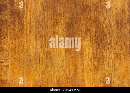 Textur von lackierten Holzplanken in braun lackiert. Stockfoto