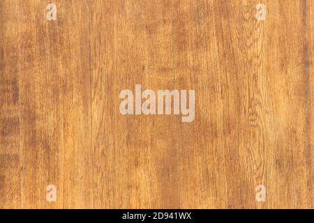 Textur von lackierten Holzplanken in braun lackiert. Stockfoto