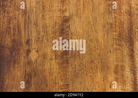 Textur von lackierten Holzplanken in braun lackiert. Stockfoto