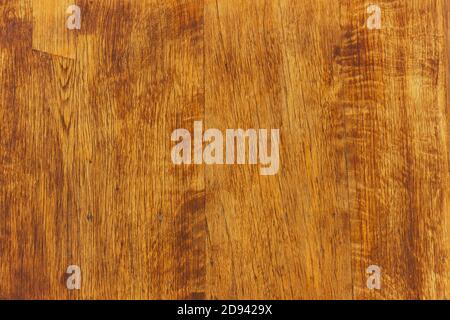 Textur von lackierten Holzplanken in braun lackiert. Stockfoto