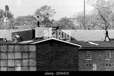 GEFANGENE PROTESTIEREN AUF DEM DACH DES GEFÄNGNISSES VON ALBANY, ISLE OF WIGHT. PLAKAT LIEST. GEFÄNGNISREFORM, PARITÄT MIT IRISCHEN GEFANGENEN. 1983 Stockfoto