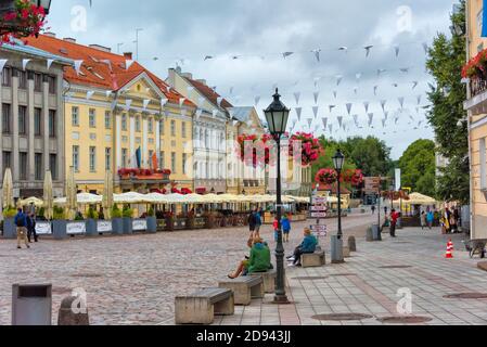 Neoklassizistisches Gebäude am Rathausplatz der Altstadt, Tartu, Estland Stockfoto