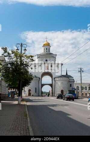 Wladimir, Russland, 28. Juli 2020. Goldenes Tor in Wladimir. Touristische Attraktionen der russischen Städte des Goldenen Rings Stockfoto