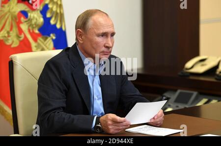 Moskau, Russland. November 2020. Der russische Präsident Wladimir Putin hält eine Videokonferenz mit den Finalisten des landesweiten Wettbewerbs Bolshaya Peremena für Schüler aus seinem Wohnsitz in Novo-Ogaryovo am 2. November 2020 außerhalb von Moskau, Russland. Putin hält aufgrund der COVID-19, einer Coronavirus-Pandemie, von seinem Wohnort aus Meetings per Telekonferenz ab. Kredit: Alexei Druzhinin/Kremlin Pool/Alamy Live Nachrichten Stockfoto