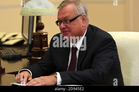 Präsident und Vorsitzender des Vorstands der VTB Bank Andrei Kostin während eines Treffens mit dem russischen Präsidenten Wladimir Putin in der offiziellen Residenz in Novo-Ogaryovo 29. Oktober 2020 außerhalb Moskau, Russland. Stockfoto