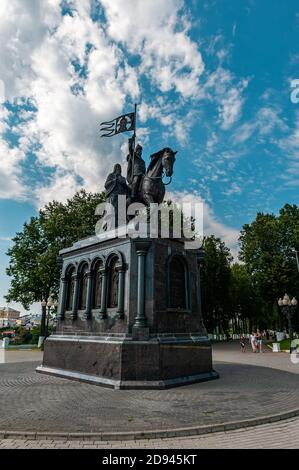 Vladimir, Russland, 28. Juli 2020. Denkmal für Prinz Wladimir und den Heiligen Fjodor - Täufer des Landes Vladimir. Goldener Ring von Russland Stockfoto