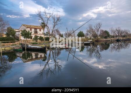 Albufera Naturschutzgebiet in Catarroja Valencia Spanien alte traditionelle Holzboote. Lateinische Segelschiffe, im Hafen Stockfoto