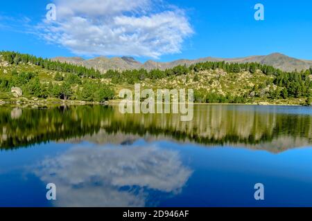 Morgenreflexionen in den Pyrenäen (Capcir, Frankreich, in der Nähe des Carlit-Massivs) Stockfoto