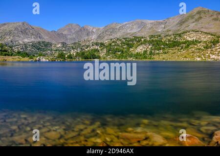 Das Carlit-Massiv, Blick vom See (die Route der Bouillouses-Seen, Capcir, Frankreich Pyrenäen) Stockfoto