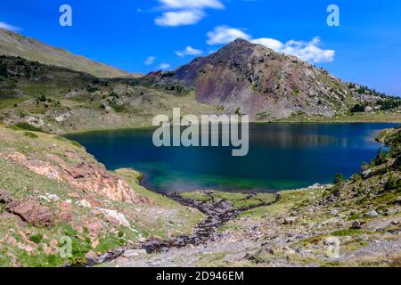 Blauer See in den Pyrenäen. (Capcir, Frankreich, die Route der Carlit-Seen, in der Nähe des Carlit-Massivs) Stockfoto