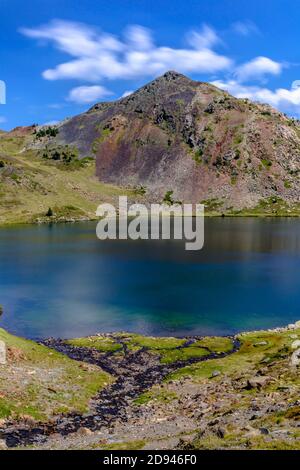 Blauer See in den Pyrenäen. (Capcir, Frankreich, die Route der Carlit-Seen, in der Nähe des Carlit-Massivs) Stockfoto