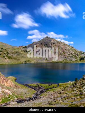 Blauer See in den Pyrenäen. (Capcir, Frankreich, die Route der Carlit-Seen, in der Nähe des Carlit-Massivs) Stockfoto