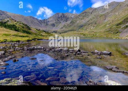 Bergblick vom See, Carlit-Massiv (die Bouillouses-Seen, Capcir, Frankreich Pyrenäen) Stockfoto