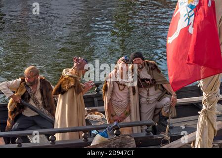 Menschen, die während des Klaipeda Sea Festival in Klaipeda, Litauen, in mittelalterlicher Kleidung auf einem Segelboot gekleidet waren Stockfoto