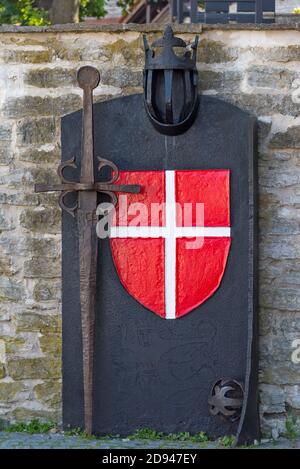 Moderne Skulptur des mittelalterlichen Ritters mit Helm, Schwert und Schild in der Altstadt, Tallinn, Estland Stockfoto