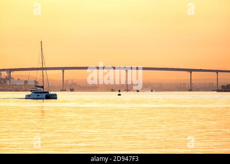 San Diego Hafen bei Sonnenaufgang. San Diego, CA, USA. Die Coronado Brücke ist im Hintergrund. Stockfoto