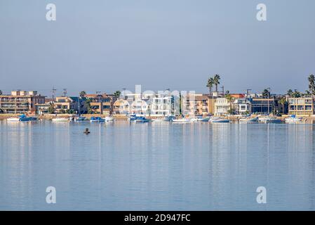 Wohnhäuser und Hafenlandschaft. San Diego, CA, USA. Fotografiert im Mission Bay Park. Stockfoto