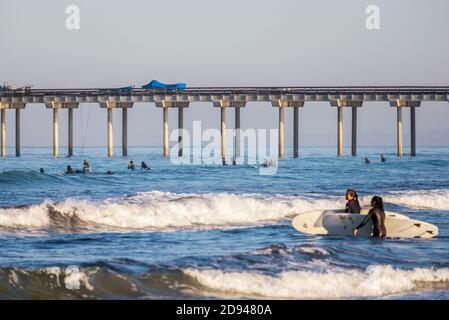 Oktober Morgen im La Jolla Shores Beach. La Jolla, CA, USA. Scripps Pier ist im Hintergrund. Stockfoto