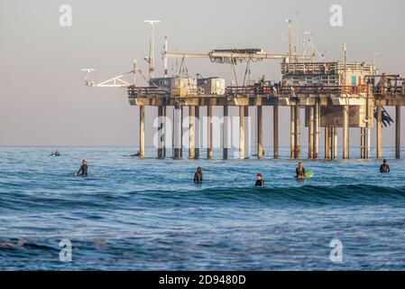 Oktober Morgen im La Jolla Shores Beach. La Jolla, CA, USA. Scripps Pier ist im Hintergrund. Stockfoto