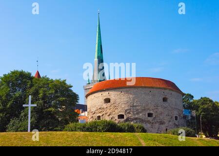 Kirchturm von St. Olaf und Fat Margret Tower, Tallinn, Estland Stockfoto