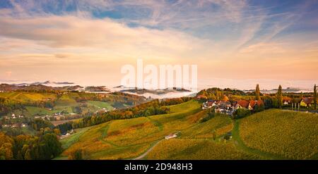 südsteiermark Weinlandschaft, bei Gamlitz, Traubenhügel Blick von Weinstraße im Herbst. Stockfoto