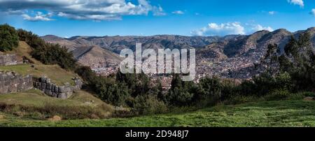 Blick auf die Stadt Cusco von den Hügeln rund um die Zitadelle Saqsaywaman Am nördlichen Stadtrand von Cusco Stockfoto