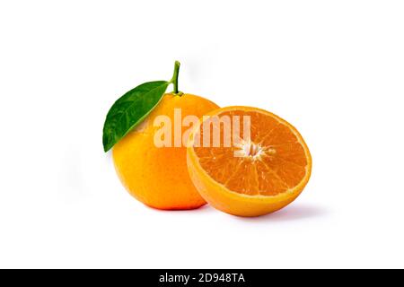 Orangen Früchte mit hohem Vitamin C und grünen Blättern, isoliert auf weißem Hintergrund. Stockfoto