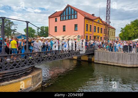 Menschen, die die Kettenbrücke (Litauens einzige Drehbrücke, die von zwei Personen gedreht wurde) während des Klaipeda Sea Festival, Klaipeda, Litauen, überquerten Stockfoto