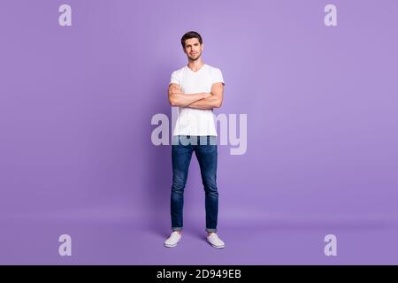Volle Länge Körpergröße Ansicht seiner er schön attraktiv Sportliche muskuläre Inhalte Kerl Modell gefaltet Arme isoliert über hell Lebhafter Glanz leuchtendes Violett Stockfoto