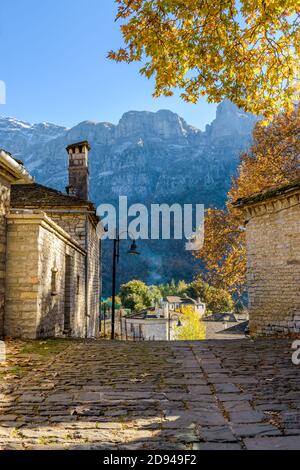Traditionelle Architektur in einer engen Steinstraße während der Herbstsaison Im malerischen Dorf papigo in Epirus zagori griechenland Stockfoto