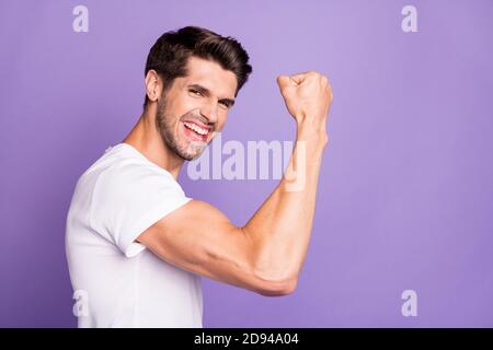 Nahaufnahme Profil Seitenportrait von seinem er schön attraktiv sportlich Fröhlich fröhlich überglücklich Kerl feiern Leistung isoliert auf hell lebendig Stockfoto