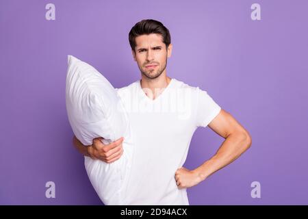 Porträt seiner er schön attraktiv schläfrig gereizt Kerl hält In der Hand Kopfkissen ertrinken Müdigkeit am späten Abend isoliert auf hell Lebendiger Glanz lebhaft Stockfoto